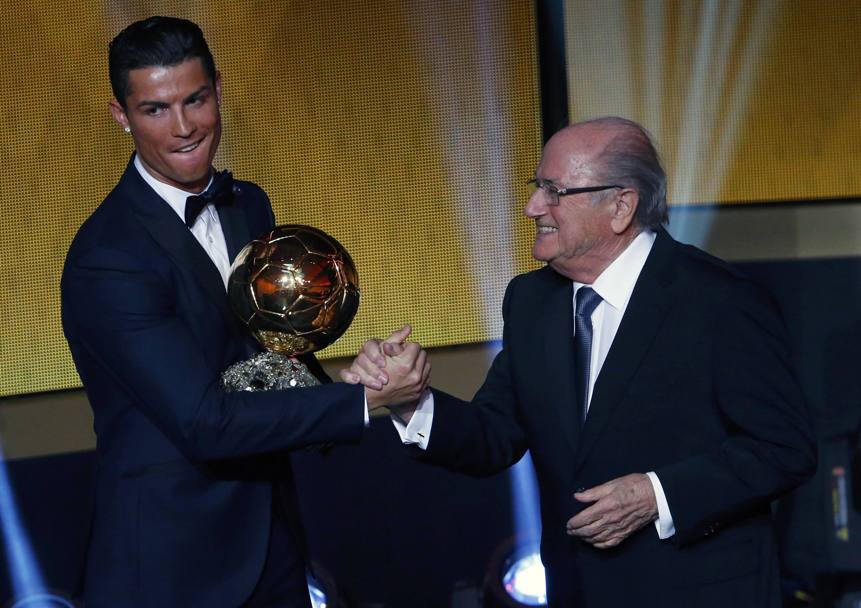 Il vincitore dell&#39;edizione 2014, Cristiano Ronaldo; sul palco insieme al presidente della Fifa, Joseph Blatter. (Action Images)
